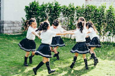 幼儿园小朋友们在院子里玩耍