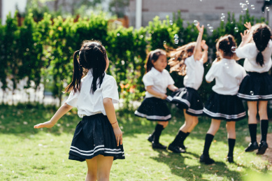 幼儿园小朋友们在院子里玩耍