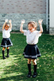 幼儿园小朋友们在院子里玩耍