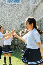 幼儿园小朋友们在院子里玩耍