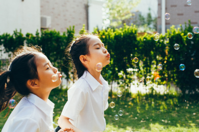 幼儿园小朋友们在院子里玩耍
