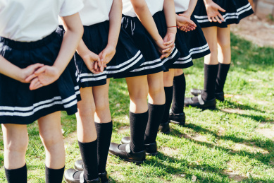 幼儿园小朋友们在院子里玩耍