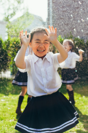 幼儿园小朋友们在院子里玩耍