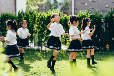 幼儿园小朋友们在院子里玩耍