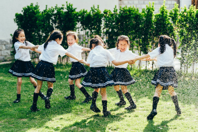 幼儿园小朋友们在院子里玩耍
