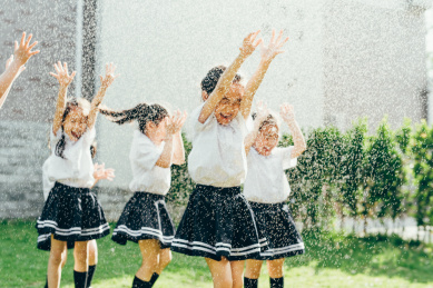 幼儿园小朋友们在院子里玩耍