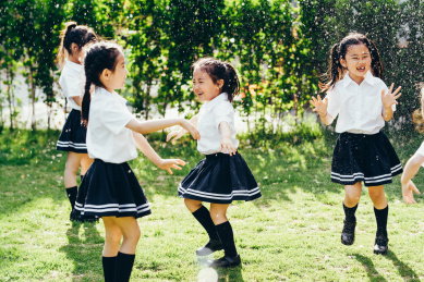 幼儿园小朋友们在院子里玩耍