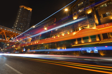 重庆洪崖洞，汽车光影轨迹