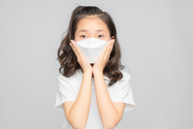 灰色背景里的亚洲小学女生