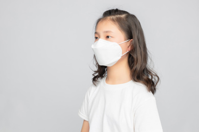 灰色背景里的亚洲小学女生