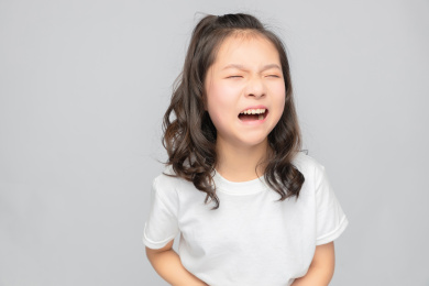 灰色背景里的亚洲小学女生