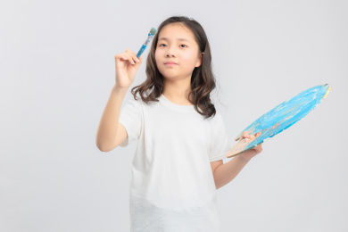 灰色背景里的亚洲小学女生