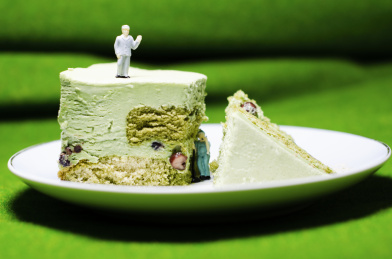 放在盘子里的抹茶提拉米苏蛋糕和微缩小人