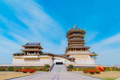 蓝天下的春季山东省临沂市书圣阁景观