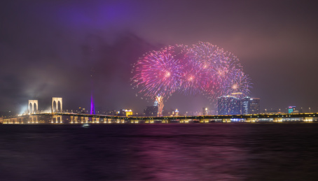 海面上城市背景的烟花燃放表演