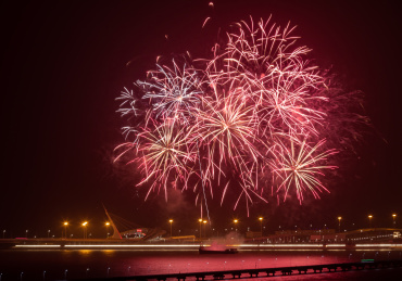 海面上城市背景的烟花燃放表演