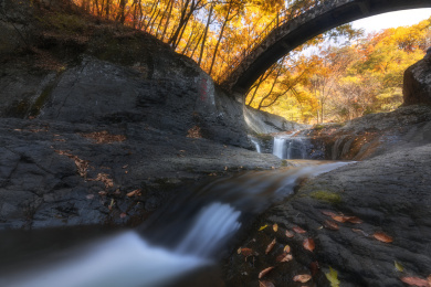 辽宁本溪秋季枫叶红叶慢门流水