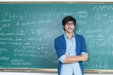 男大学生站在黑板前