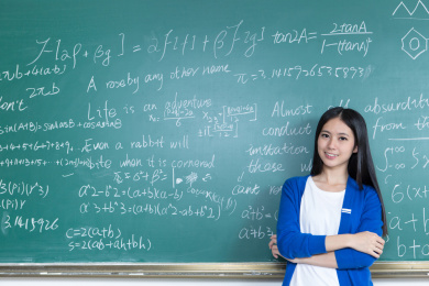 女大学生站在黑板前