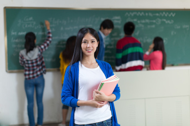 女大学生和同学在教室里