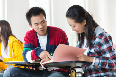 男女大学生在教室学习