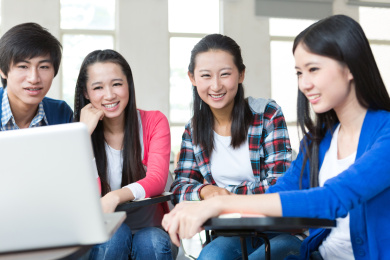 女大学生在教室学习