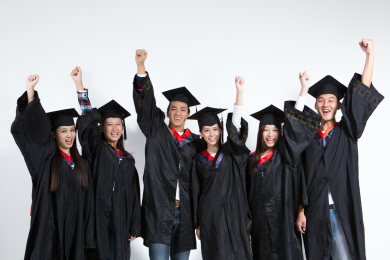 毕业生高举手臂合影