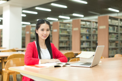 东方学生在图书馆学习