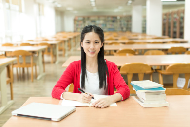 东方学生在图书馆学习