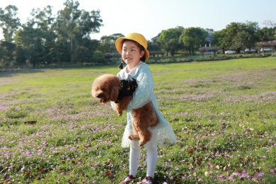和小狗玩耍的女孩