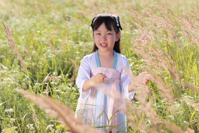 在湿地公园里玩耍的小女孩