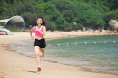 东方女孩在海边跑步