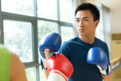 年轻男孩在练功房打拳击
