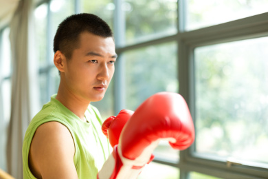 年轻男孩在练功房打拳击