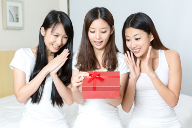 年轻女孩一起打开礼品盒