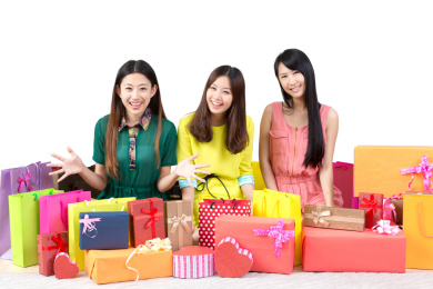 年轻女孩享受购物快乐