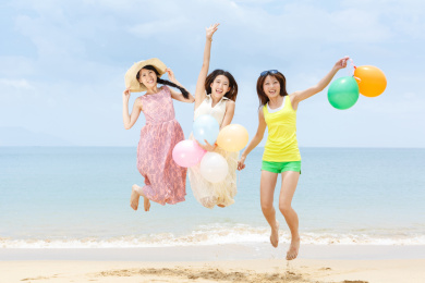 年轻女孩在海边度假