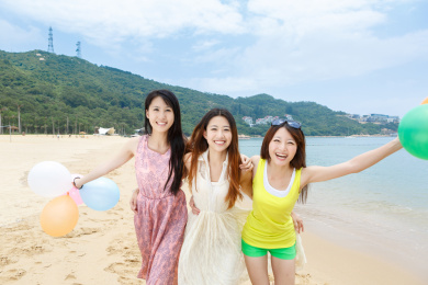 年轻女孩在海边度假