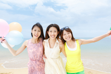 年轻女孩在海边度假