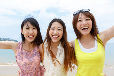 年轻女孩在海边度假