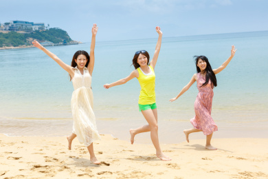 年轻女孩在海边度假