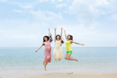 年轻女孩在海边度假