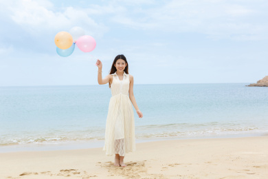 年轻女孩在海边度假