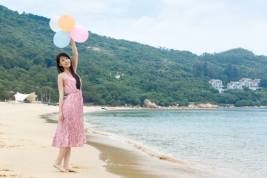 年轻女孩在海边度假