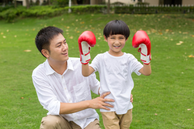 父亲和儿子在公园草地上