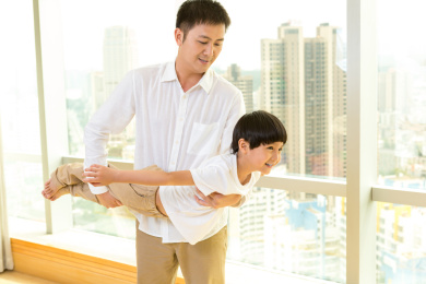 爸爸托起儿子摆成飞机造型