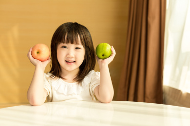 举着苹果的小女孩