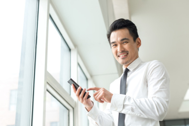 青年商务男人用手机