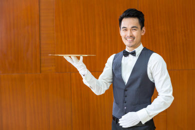 托着盘子的服务员