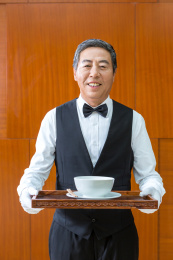 托着盘子的服务员